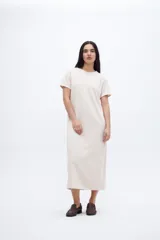 Vestido largo de algodón con rayas horizontales finas en color gris y blanco, corte recto y mangas cortas.