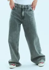 Jean de corte oversize con tiro medio-alto, confeccionado en denim de algodón con lavado tipo ice wash en tono grisáceo. Presenta diseño de cinco bolsillos, cierre frontal y etiqueta de cuero en la parte posterior de la cintura.