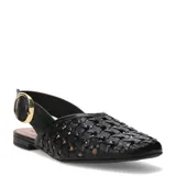 Zapatos de cuero negro con diseño trenzado en la parte superior, punta cuadrada y tira trasera ajustable con hebilla metálica dorada. Cuenta con suela plana y tacón bajo.