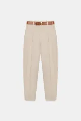 Pantalón tobillero azul marino de tiro medio, con pinzas delanteras, bolsillos frontales, falsos bolsillos con solapa en la espalda y cierre frontal con cremallera, botón y gancho. Incluye cinturón de cuero sintético tostado con hebilla metálica dorada.