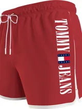 Short de baño rojo de poliéster reciclado con cintura elástica ajustable con cordón blanco, logo de Tommy Jeans estampado verticalmente en el lateral y ribete blanco en el ruedo.