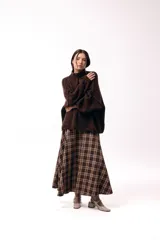 Sweater de punto grueso con cuello alto, diseño de hombros caídos y mangas amplias con puños acanalados.