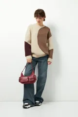 Sweater de punto con diseño geométrico en tres tonos de azul y gris, de cuello redondo y manga larga.