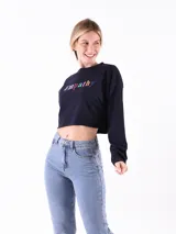 Buzo crop top de color azul oscuro con cuello redondo, mangas largas y estampa frontal con la palabra 'Empathy' en letras de colores.
