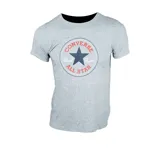 Remera gris de algodón con cuello redondo y manga corta. Estampado frontal con el logo clásico de Converse All Star en azul y rojo.