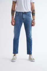 Pantalón de jean de corte slim, color celeste claro.