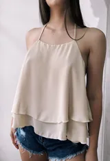 Blusa roja con espalda descubierta y tirantes finos.