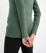 Suéter de punto color rosado, con cuello barco, mangas largas y puños con botones decorativos. El dobladillo también es acanalado.