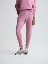 Pantalón deportivo rosa de corte slim, confeccionado en tejido DoubleSoft® con cintura acanalada.