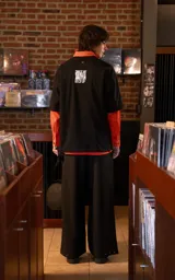 Remera de manga corta con cuello redondo y corte oversize, confeccionada en algodón premium. Presenta un estampado frontal con diseño gráfico inspirado en la banda The Prodigy, con elementos visuales que incluyen rostros, tipografía y motivos abstractos.