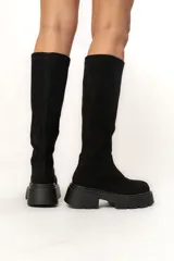 Botas bucaneras negras de caña alta con plataforma y suela track.