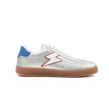 Zapatillas plateadas de cuero sintético con suela marrón, cordones blancos, talón azul y detalle de rayo blanco con borde rojo en el lateral.