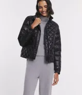 Campera Marfinno de cuello alto con cierre frontal, bolsillos laterales y diseño capitoneado con efecto acolchado.