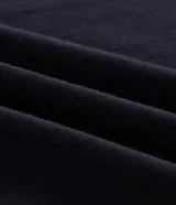 Remera oversized negra de algodón con cuello redondo, mangas cortas amplias y estampado frontal con la palabra "PEACE" en blanco, acompañada de dos líneas horizontales blancas.