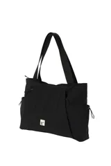 Cartera tipo tote bag de nylon color negro, con bolsillos laterales con cordón ajustable, asas de hombro y detalle de etiqueta frontal.