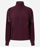 Campera deportiva tipo rompevientos color bordó, con cierre frontal, cuello alto y mangas largas. Presenta paneles laterales de tul para mayor ventilación y cordón ajustable en la cintura.