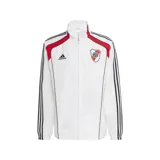 Campera Adidas blanca con detalles en rojo y negro, con cierre frontal y cuello alto. Presenta el escudo del Club Atlético River Plate en el pecho y las tres tiras características de Adidas en las mangas.