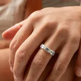 Anillo de plata 925 con tres topacios azules rectangulares engarzados.