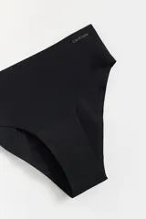 Vedetina menstrual de microfibra con corte láser y terminaciones bondeadas. Cuenta con laterales anchos y un pad interno de absorción moderada con forro de algodón en contacto con la piel.