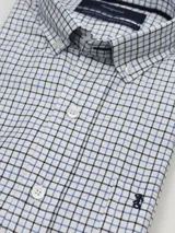 Camisa de hombre de manga larga con diseño a cuadros en tonos azules y blancos, cuello abotonado y logo bordado en el pecho.