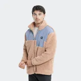 Campera de polar tipo sherpa en color beige, con paneles superiores en color azul grisáceo. Presenta cuello alto, cierre frontal completo y un bolsillo en el pecho con cierre y logo de la marca.