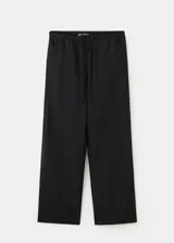 Pantalón de corte recto y largo, color negro, con cintura ajustable con cordón y bolsillos laterales.