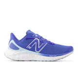 Championes New Balance Fresh Foam Arishi v4 para mujer, color violeta con detalles en celeste y blanco. Capellada de malla transpirable con superposiciones sin costuras, entresuela Fresh Foam y suela de goma resistente.