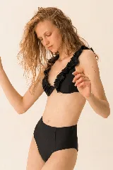 Bombacha de bikini tiro alto, color negro, con diseño de corte clásico y cobertura completa.