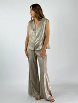 Pantalón metalizado color dorado, de corte recto y tiro alto.