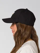 Gorro con visera curva de color negro, con parche de silicona con el logotipo de Caterpillar en el frente.