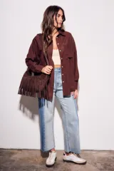 Camisa marrón de tencel y poliéster, corte oversize, manga larga y cierre con botones.