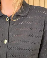 Cardigan de punto a rayas horizontales en tonos beige y tostado, con cuello camisero, cierre frontal de botones y mangas largas.