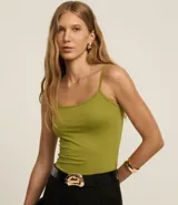 Musculosa básica color verde oliva, de breteles finos y escote redondo.