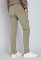 Pantalón de pana azul marino, de corte recto, con bolsillos laterales y traseros.