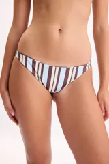 Bombacha de bikini reversible, con diseño a rayas verticales en tonos marrón, celeste y beige en un lado.
