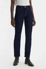 Jeans Levi's 314 Shaping Straight de tiro medio, corte ajustado en cadera y muslos, y pierna recta. Confeccionados con tecnología Levi's Sculpt Hypersoft y panel Tummy-Slimming.