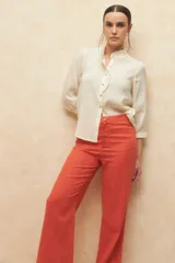 Pantalón de lino color ladrillo, de tiro alto, con bolsillos en el frente y atrás.