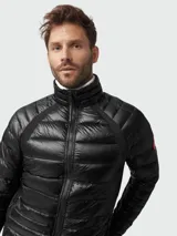 Campera puffer negra Canada Goose modelo Hybridge Lite, con cierre frontal, bolsillos laterales con cierre y logo de la marca en el brazo izquierdo.