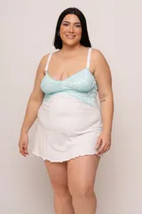 Babydoll blanco con corpiño de puntilla elastizada color celeste y breteles elásticos regulables.