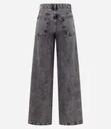 Pantalón de jean modelo wide leg, color gris lavado, con tiro alto, trabillas en la cintura y una banda lateral vertical en color negro que recorre toda la pierna. Cuenta con cierre tradicional y bolsillos.