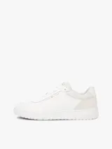 Zapatillas de baloncesto Tommy Hilfiger de corte bajo, color blanco con paneles de ante en mezcla de texturas a tono y suela bitonal de goma. Presenta cordones al tono, detalles de ventilación y el logo de la marca en relieve en el lateral.