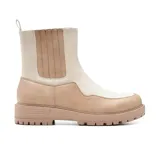 Botas de caña media color beige y blanco, con elástico lateral y suela track.