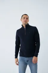 Buzo de hombre color bordó, con medio cierre frontal, cuello alto y logo estampado en el pecho. De corte regular y manga larga.