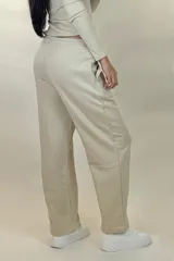 Pantalon deportivo de corte recto y tiro medio, confeccionado en tejido de algodón con cintura elástica y cordón ajustable. Presenta un diseño holgado y cómodo.