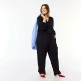 Pantalón ancho de punto crepé color negro, de corte holgado y diseño fluido, con cintura elástica cómoda.