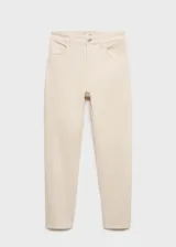 Jeans tiro alto corte mom-fit de algodón elástico, en color beige claro, con cinco bolsillos, trabillas y cierre delantero de cremallera y botón.