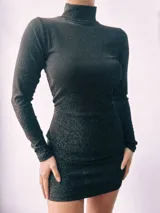 Vestido corto negro con lurex dorado, de cuello alto y mangas largas.