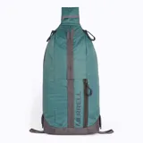 Mochila tipo morral de un solo hombro Merrell, con capacidad de 8 litros. Diseño en color verde azulado con detalles en gris, panel trasero de espuma EVA, correas ajustables para uso ambidiestro y compartimento principal con cierre lateral.