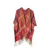 Poncho abierto con diseño de tejido en zigzag multicolor, con flecos en el ruedo.