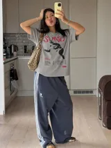 Remera blanca de manga corta y cuello redondo, con estampa frontal inspirada en la banda Sumo y su álbum After Chabón en colores negro y rojo.